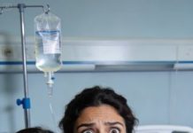 Mi esposo estaba hospitalizado y yo fui a verlo con nuestra hija de cinco años. Dormía profundamente, conectado a máquinas que sonaban como un reloj sin alma.