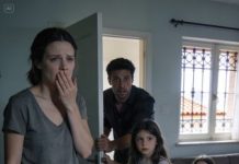 Estábamos cuidando a mi sobrina recién nacida cuando mi hija de seis años se ofreció a cambiarle el pañal, orgullosa, como una “hermana mayor”. Yo estaba en la cocina cuando la oí gritar: “¡Mamá! ¡Mira esto!”.