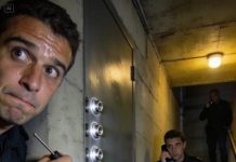 Llamé a un técnico de calefacción mientras mi esposa estaba en Vancouver. Algo simple: el horno hacía un ruido raro. Una hora después, recibí un mensaje que me heló la sangre: “Sr. Hoffman, hay una puerta cerrada detrás de sus estanterías de almacenamiento.