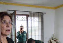 Volvía del funeral de mi nieto de ocho años con las manos aún oliendo a flores. Yo misma había colocado el ramo sobre su pecho dentro del ataúd. Por eso, cuando lo vi frente a mi casa, con la ropa hecha jirones y la cara cubierta de barro, el mundo se partió en dos.