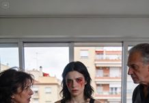 Le pedí prestado el teléfono a mi madre por un minuto… y terminé abriendo, por accidente, una carpeta oculta. Dentro había años de recuerdos que jamás había visto: vacaciones familiares, cumpleaños de mi hermana, cenas, viajes, sonrisas