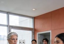 Cuando pregunté por la inauguración de la clínica de mi hijo, en la que yo había invertido 340.000 dólares, su esposa respondió con una sonrisa ligera: “Fue hace seis semanas. Solo invitamos a familiares y amigos cercanos”.