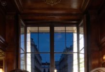 Mi futura suegra obligó a mi prometido a ponerme un acuerdo prenupcial delante de todos, como si yo fuera una cazafortunas esperando robarles hasta los cubiertos. Sonreí, tomé el bolígrafo… y casi firmé.