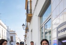 Mi hermana desapareció justo cuando nuestra madre enfermó. Mientras yo cambiaba sábanas, pagaba medicinas y veía a mamá apagarse poco a poco, ella subía fotos recorriendo el mundo como si no tuviera familia.