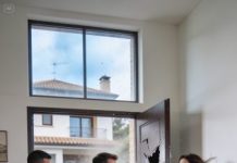 Durante una cena aparentemente normal con mi hijo y su esposa, mi teléfono vibró bajo la mesa. Pensé que sería spam… hasta que leí el mensaje: “Levántate y vete. Ahora. No le digas nada a tu hijo.”