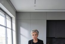 En plena cena, mi yerno soltó una carcajada y preguntó delante de todos: “¿Qué se siente ser una fracasada?” La mesa entera estalló en risas, incluso mi propia hija bajó la cabeza sin defenderme.