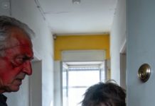 Mi padre me echó de casa a los 17 años con nada más que la ropa que llevaba puesta y el estómago vacío. Dijo que si quería sobrevivir, aprendiera solo, y cerró la puerta mientras yo aún le suplicaba.