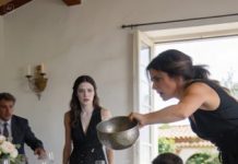 Estaba sentada en silencio con mi hijo de cinco años en la boda de mi hermana, intentando sonreír como si todo estuviera bien. Entonces sentí sus dedos aferrarse con fuerza a mi brazo.