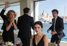 En nuestro aniversario, mi esposo me entregó una caja envuelta con una sonrisa tan perfecta que hasta me dio escalofríos. Todos alrededor de la mesa me animaron a abrirla. Cuando vi los papeles de divorcio dentro, el silencio me golpeó más fuerte que una bofetada.