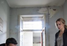 Cuando la anciana me pidió que llevara a mi hijo a su casa exactamente a las dos de la madrugada, sentí que algo no estaba bien. Pero nada me preparó para lo que vi desde aquella ventana del segundo piso.