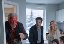 Llegué a la casa de mi hijo sin avisar aquel Día de Acción de Gracias, esperando una sorpresa familiar, pero encontré algo que me heló la sangre. Mi nieto estaba temblando solo en la calle, con una simple camiseta y pantalones cortos, bajo un frío que cortaba la piel.