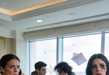 Llevábamos tres años casados en secreto, compartiendo un amor que en la oficina nadie debía conocer. En la fiesta de la empresa, sonreía a su lado como si solo fuera una empleada más, hasta que la secretaria alzó su copa y anunció, con una sonrisa triunfal, que estaba embarazada…