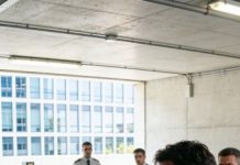 Entré a la oficina en taxi, pensando que nadie notaría nada, hasta que mi jefe me miró con sorpresa y preguntó delante de todos: “¿Dónde está el coche que te dimos por tu ascenso?”.