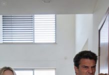 Mi hija me escribió un mensaje breve, frío, casi cruel: “No vienes con nosotros a Europa. Mi esposo prefiere que estas vacaciones sean solo para la familia”. Me quedé mirando esas palabras una y otra vez, recordando que apenas unas semanas antes había pagado hasta el último centavo de su casa nueva.