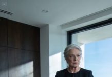 Cuando mi esposo murió, pensé que lo peor sería aprender a vivir sin él. Me equivoqué. Mi propia hija esperó apenas unos días antes de echarme de casa, la misma casa que construimos juntos, lanzándome una frase que todavía me quema por dentro: “Busca otro lugar donde morir.