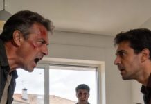 Iba conduciendo cerca de la casa de mi yerno y pensé en pasar a saludarlo sin avisar. Nada importante, solo una visita rápida. Pero en cuanto vi el coche de mi esposa estacionado frente a la reja, sentí un golpe extraño en el pecho. Ella me había dicho que estaba en otro lugar.