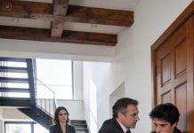 Mis padres me echaron de casa con una sola maleta, convencidos de que me habían dejado en la ruina. Ni siquiera se molestaron en ocultar su desprecio mientras cerraban la puerta detrás de mí.