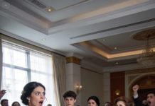 En la boda de mi cuñada, pensé que la humillación no podía ir más lejos… hasta que me sonrió delante de todos y dijo: “Gracias por venir, ahora empieza a limpiar las mesas”. Antes de que pudiera reaccionar, mi suegra soltó una carcajada y añadió: “Haz que tu hijo sin cerebro te ayude”.