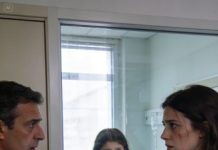 Llevé a mi hija de siete años al hospital pensando que solo era una simple erupción en la piel. Nada parecía tan grave… hasta que una enfermera me tomó del brazo y me llevó a otra sala sin darme explicaciones.