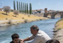 Mis propios padres me empujaron al río durante un supuesto picnic familiar. Sentí el agua helada cerrarse sobre mi cuerpo y, en medio del pánico, contuve la respiración y fingí estar muerto.