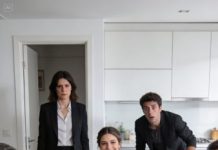 La noche del cumpleaños 65 de mi suegra debía ser una celebración familiar, pero se convirtió en la humillación más calculada de mi vida. Cuando entré al comedor, la vi sentada en la cabecera de la mesa…