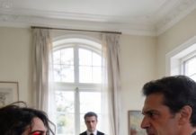 Mi hermana me llamó llorando, furiosa, acusándome de no haber ido al funeral de nuestra madre y de solo interesarme por su herencia de 800 millones de dólares. Cada palabra suya sonaba llena de odio, como si yo fuera el monstruo de la historia.