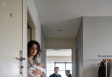 Acababa de salir del hospital con mi bebé recién nacido en brazos, todavía débil, todavía temblando de emoción y cansancio, cuando vi aquella nota pegada en la puerta de mi apartamento: “No entre. Llame a la policía de inmediato”.