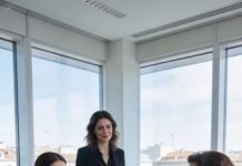 Mi hermanastra Camila no solo me robó al marido, me robó el espectáculo. Se quedó con el “heredero” del imperio de construcción multimillonario y apareció en el acuerdo de divorcio con una sonrisa de reina, prometiendo que me daría “suficiente dinero para empezar de nuevo”.