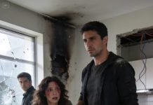 Después de tres años sirviendo en los Navy SEALs, imaginé que el momento más difícil sería volver a abrazar a mi esposa sin romperme por dentro. Pero en cuanto salí del aeropuerto, la vi rodeada por tres hombres que se acercaban demasiado, sonriendo con una confianza que me hizo hervir la sangre.