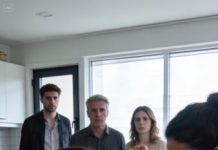 Mi hermana me pidió que le transfiriera 8.000 dólares como si fuera una orden, no una petición. Cuando me negué, me lanzó café hirviendo en la cara y me gritó que saliera de la casa, llamándome parásita delante de todos.