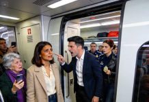 Escapaba de un hogar donde la trataban como una criada… hasta que en el tren le cedió el asiento a una adivina, y un simple toque en su mano la dejó paralizada.