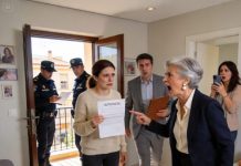 “¡Cállate y no te metas, o te sacarán de aquí con los pies por delante!” Mi suegra trajo a un comprador a mi apartamento porque mi hijo decidió venderlo… pero mi respuesta la dejó completamente impactada.