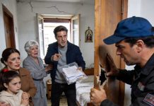 Después de darle mi almuerzo a una mujer gitana, su hija me susurró: “Si quieres vivir, mañana no seas el primero en salir de tu casa”. No le creí… hasta que encendí la grabadora.