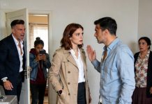 Tras recibir un ascenso, corrí a casa para sorprender a mi esposo… pero la hija de una gitana me susurró: “Hay problemas esperándote dentro”. Me escondí y lo que vi me heló la sangre…