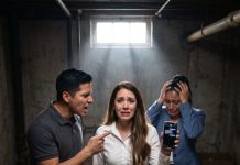 Por salir corriendo al trabajo, tomé el teléfono de mi esposo por error. Al subir al tren, mi cuñada llamó histérica diciendo que la policía investigaba la clínica y que debíamos deshacernos de la bolsa del sótano para no terminar en una prisión federal.