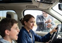 El timbre sonó y mi hijo me sujetó con fuerza implorando: “¡Mamá, no abras, tenemos que escapar de papá ahora mismo!”. Confundida, lo seguí hasta el garaje, pero al arrancar la camioneta, presencié algo que me heló la sangre por completo.