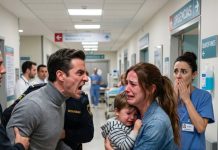 Regresé a casa y encontré a mi hija de dos años sin poder respirar. Mi esposo me dijo con total frialdad que la dejara en paz, que solo era una caída. La llevé corriendo al hospital, pero cuando la enfermera vio llegar a mi esposo, comenzó a temblar de terror absoluto y susurró algo que me heló la sangre por completo.