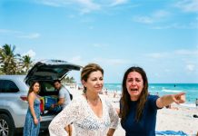 Mi familia dejó a mi hijo de 7 años solo en el océano. Al regresar a la playa, él ya no estaba y mi madre se burló de mi desesperación. Corrí al agua y lo vi flotando a lo lejos, sin imaginar el oscuro secreto que descubriría al intentar salvarlo.