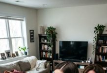 Mi hermana destruyó mi pasaporte de 6,500 dólares y lo tiró al retrete para obligarme a cuidar a su hijo. Toda mi familia se burló de mí, sin saber que ese mismo acto acababa de activar la trampa legal que los mandaría directos a la cárcel.