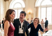 Frente a 150 invitados en mi propia fiesta, mis suegros me abofetearon por negarme a regalarles mi penthouse de 10 millones de dólares. Mi esposo guardó silencio, cómplice de la humillación. No sabían que una sola llamada mía destruiría su imperio familiar en 30 minutos.