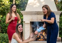 Mi madre arrojó a mi bebé recién nacido a la hoguera del patio trasero durante el baby shower. Pensé que lo había perdido todo, hasta que descubrí el macabro secreto detrás de sus cenizas.