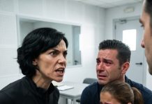 El escáner de seguridad del aeropuerto reveló algo aterrador dentro del pecho de mi hija que congeló al oficial de la TSA. La verdad detrás de esa imagen cambió nuestras vidas para siempre en un segundo.