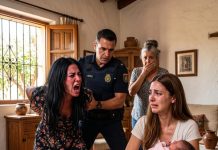Regresé de un viaje de negocios y mi vecina corrió hacia mí para entregarme un bebé, agradeciéndome por haberle permitido cuidarla. El problema era que yo jamás había estado embarazada. Lo que la policía descubrió dentro de mi propia casa me heló la sangre.