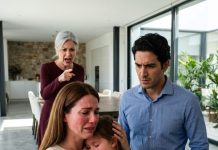 Mi hija ardía con 104°F de fiebre, pero mi suegra me obligó a cocinar para sus invitados. Al negarme, mi esposo me golpeó la cara. Tomé a mi bebé, salí a la calle y llamé al hombre que ellos más temían.