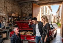 Mi esposa tardó 23 años en restaurar ese auto. Cuando encontré el garaje vacío, mi hijo dijo: “Lo vendí para llevar a mi mujer a Dubái, supéralo”. Quedé destrozado, hasta que el comprador me llamó: “Señor, su esposa dejó algo adentro. Tiene que venir ya”. Al llegar, me congelé…