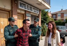 Estaba sola con mi hija de seis años cuando la policía empezó a derribar nuestra puerta a golpes. Cuando fui a abrir, mi pequeña me agarró del brazo temblando: “No son ellos, mamá… hay que correr”.
