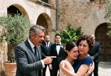 Mi hija me rogó que no fuera a su boda con una familia millonaria porque le daba vergüenza mi pobreza. Me quedé en casa llorando, hasta que el padre del novio tiró mi puerta abajo con una pistola en la mano y una pregunta que cambió mi vida para siempre.