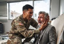 Mi padre se burló de mí durante la cena diciendo que nunca lograría nada en la vida. Al día siguiente, su propio jefe entró a la oficina, se cuadró ante mí con respeto militar y me dijo: “Buenos días, Coronel”. En ese instante, el tenedor de mi padre cayó al suelo y su mundo arrogante se desmoronó por completo.