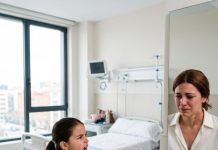 Mi hija de 8 años me rogó llorando que no la dejara sola en el hospital. Cuando regresé a medianoche a investigar, lo que descubrí escondido bajo su cama me heló la sangre. Una aterradora historia real de misterio que no te dejará dormir.