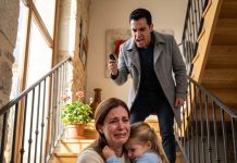 Mi marido acababa de irse de viaje cuando mi hija me susurró: “Mami, tenemos que huir ahora. Él no es papá”.